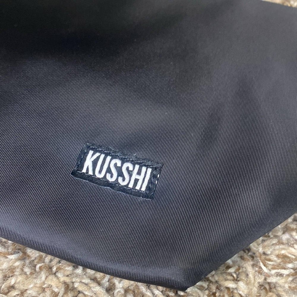 KUSSHI “Everyday” Black Pink Makeup Bag - Picture 4 of 9